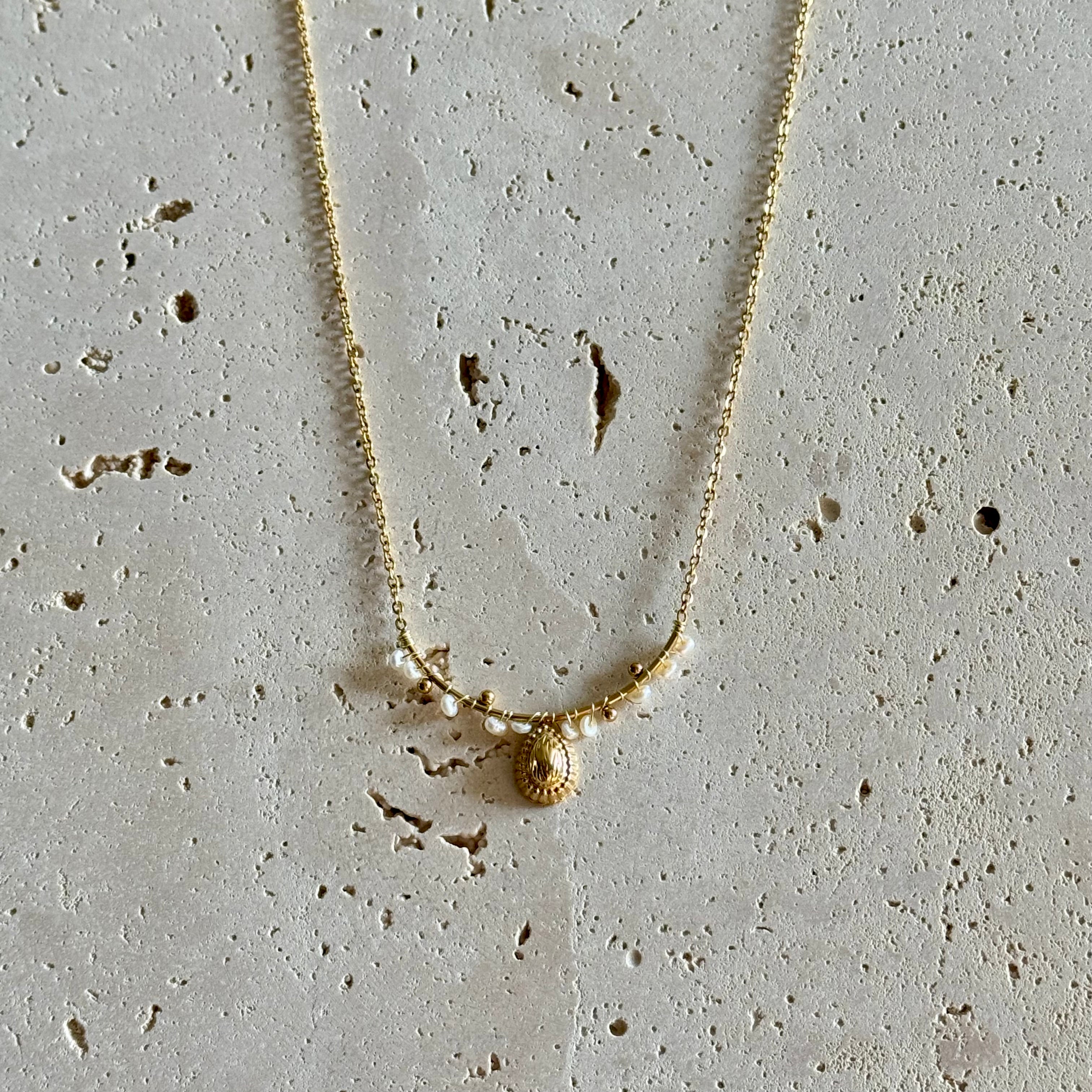 Pearl charm ketting